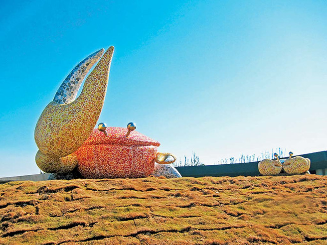 高美溼地不只自然資源豐沛，周邊的地景藝術也值得一看，圖為《美麗的蟹逅》作品。（圖．臺中市政府）