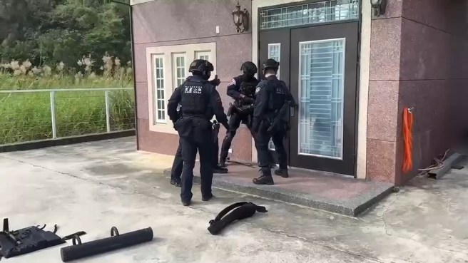 警方趁嫌犯还在睡梦中，破门进入将人逮捕。（翻摄画面）