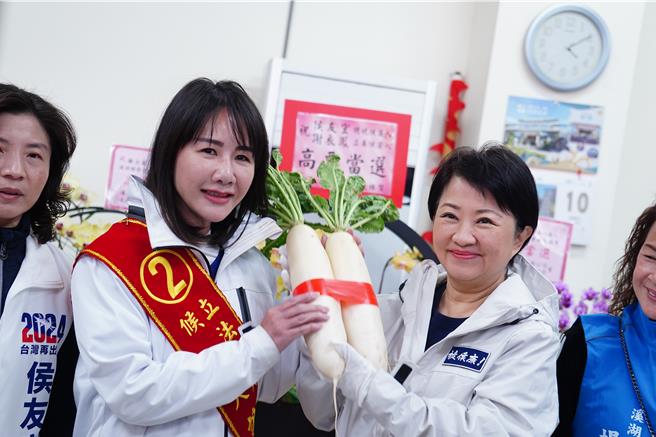 卢秀燕表示，她和谢家有3代交情，谢衣鳯青出于蓝，在立法院是评鑑是第1的好立委，没有给彰化乡亲漏气，拜托乡亲全力支持，让她高票当选，继续为彰化县来争取建设。（吴建辉摄）