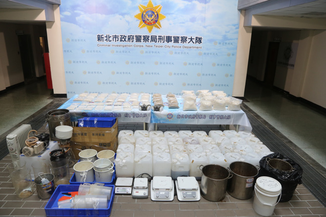 警方起出的250公斤毒品原料，及相关工具。（翻摄画面）