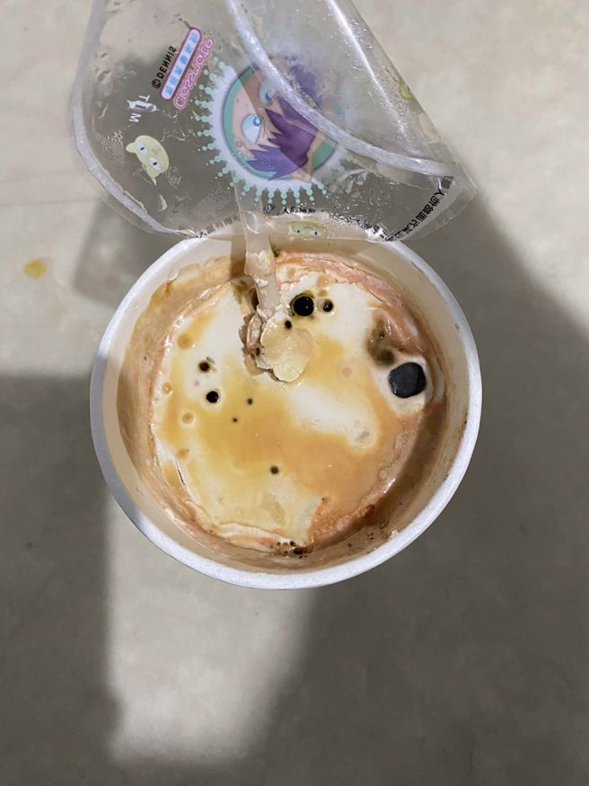 網友意外在冰箱內發現冰了1年以上的早餐店奶茶。（圖／翻攝自臉書「爆廢1公社」）