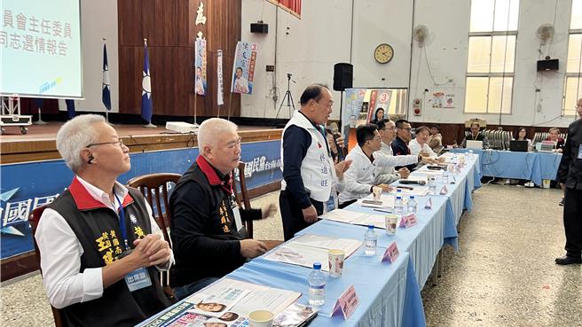 國民黨行動中常會10日下午在台南市新營黨部舉行，國民黨台南市黨部主委林進旺（左三）在會中分析台南立委選情。（張毓翎攝）