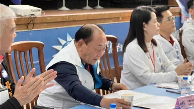 國民黨台南市黨部主委林進旺（左一）提及台南立委五選區突然哽咽拭淚，致詞後坐下來喝水緩和情緒。（張毓翎攝）