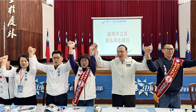 選戰倒數3天，國民黨行動中常會10日下午在台南市新營黨部舉行，黨主席朱立倫（右二）親自出席。（張毓翎攝）