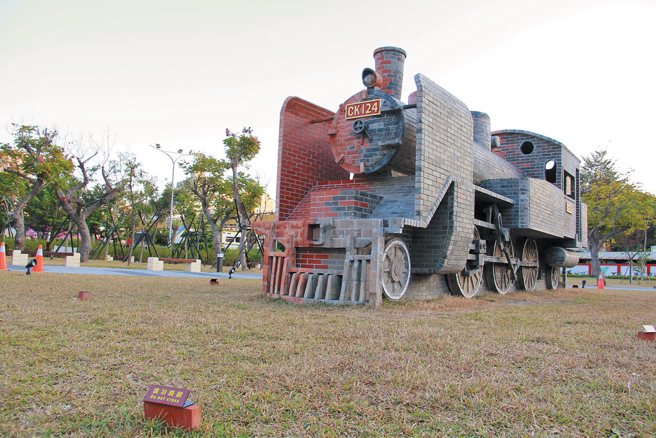 彰化車站後站廣場景觀大草坪陳列了用超過1萬塊的紅磚，等比例還原國寶級蒸汽火車CK124造型的「福爾摩沙號」。（圖／彰化市公所提供）