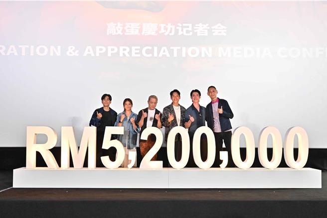 《富都青年》马来西亚敲蛋庆功记者会，左起片山凉太、周雪婷、邓金煌、陈泽耀、吴慷仁、导演王礼霖。（摩尔娱乐提供）