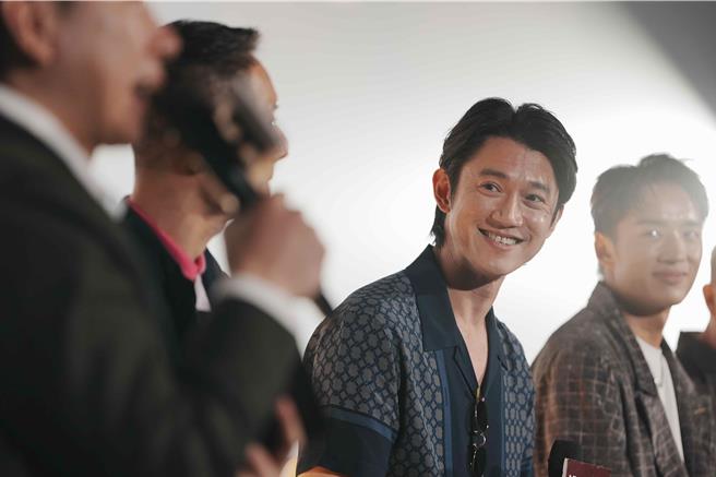 吴慷仁敬业躺阳台做日光浴晒出黑肌，现在和片中肤色相差大。（摩尔娱乐提供）