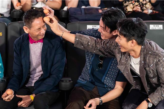 《富都青年》主创团队回马来西亚开心庆功。（摩尔娱乐提供）