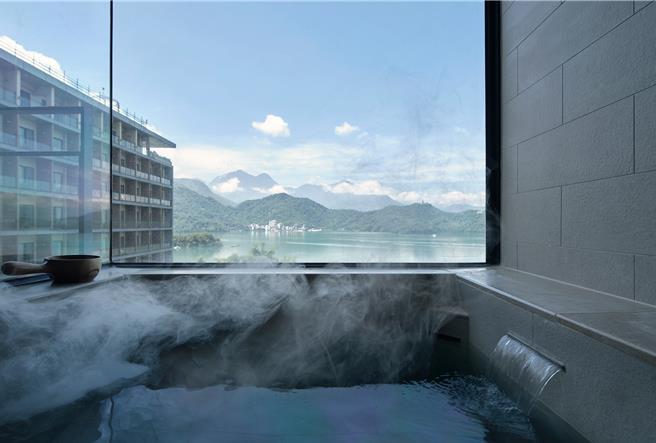 云品温泉酒店湖景客房浴池。（云品提供）