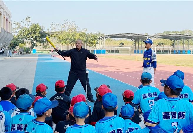 前中華職棒選手張泰山（最後排左）10日受嘉義縣政府邀請，到東石國中進行棒球講座，除分享職涯和逐夢歷程，也現場傳授棒球基本動作。（嘉義縣政府提供／呂妍庭嘉義傳真）