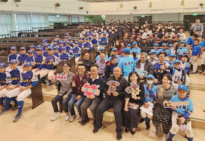 前中華職棒選手張泰山（前排右五）10日受嘉義縣政府邀請，到東石國中進行棒球講座，除分享職涯和逐夢歷程，也傳授小選們棒球基本動作。（嘉義縣政府提供／呂妍庭嘉義傳真）