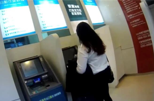 谢女不断试图提领款项遭员警注意，盘查发现她被利用当车手。(翻摄照片／林郁平台北传真)