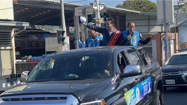 邱鎮軍今天展開車隊街掃。（邱鎮軍競選總部提供／李京昇苗栗傳真）