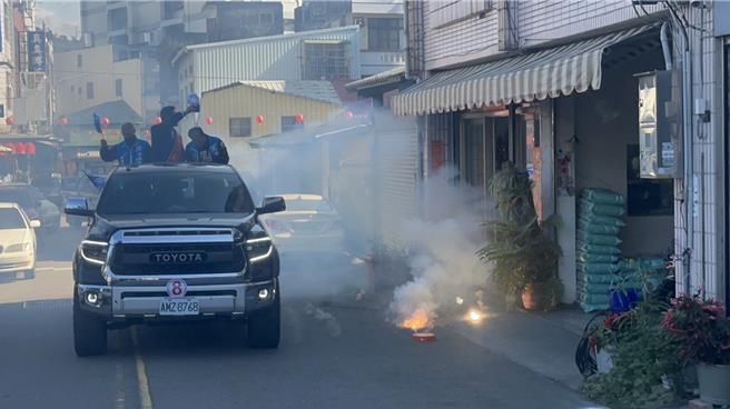 民眾燃放鞭炮迎接。（邱鎮軍競選總部提供／李京昇苗栗傳真）