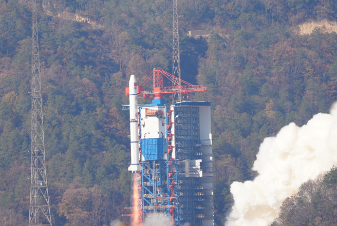 2024年1月9日，长征二号丙运载火箭从中国西昌卫星发射中心升空，随着发射成功，爱因斯坦探测器开始了其任务。（欧洲太空总署）
