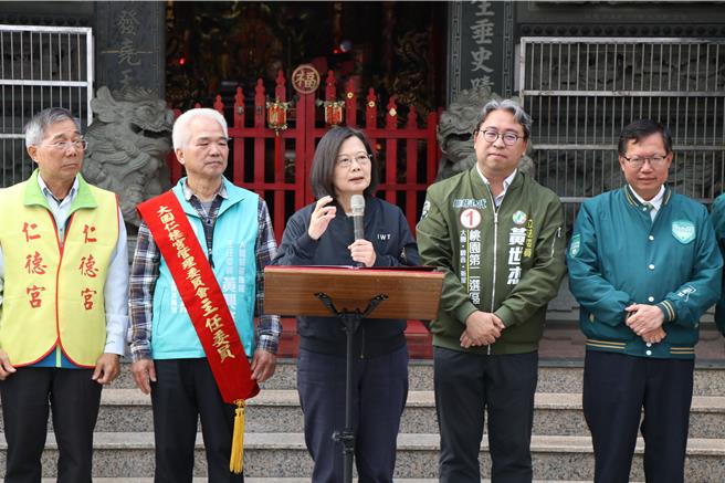 蔡英文總統10日傍晚前往桃園市大園區仁德宮參香祈福。（蔡明亘攝）