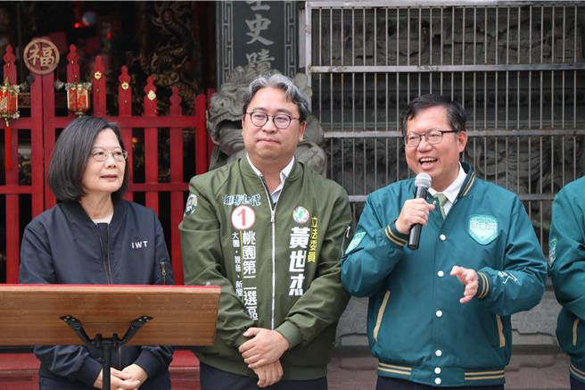 行政院副院長鄭文燦10日傍晚陪同蔡英文總統前往桃園市大園區仁德宮參香祈福。（蔡明亘攝）