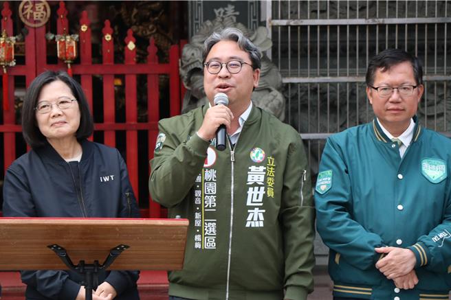 桃園二選區民進黨立委候選人黃世杰10日傍晚陪同蔡英文總統前往桃園市大園區仁德宮參香祈福。（蔡明亘攝）