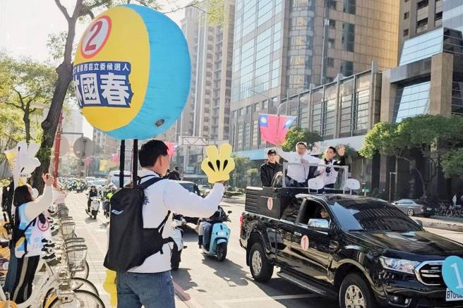 (林国春表示柯文哲主席车扫时和林国春巧遇在竞总附近，可以看出民眾党在板桥西区对林国春的重视。照片由林国春竞选团队提供)