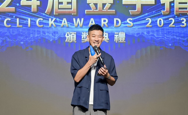 頒奬典禮現場龔大中創意長上台接受頒奬。（圖／金手指奬提供）