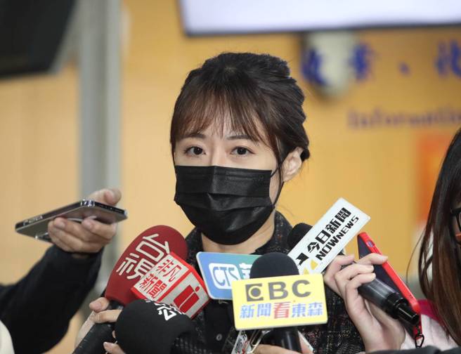 台北地方法院10日开庭审理新竹市长高虹安贪污案，2度传讯高任职立委时的办公室公关主任、绰号「公卫文」「水母」的王郁文（中）。（刘宗龙摄）