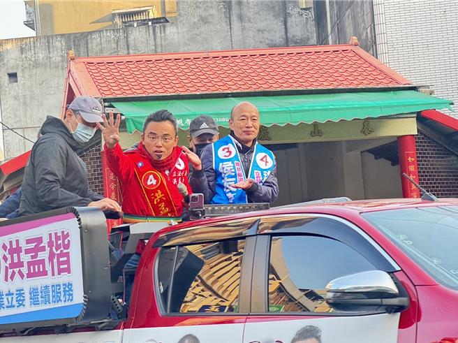 国民党新北市一选区立委候选人洪孟楷（左）今（10）日与同党籍不分区立委候选人韩国瑜（右）一同到新北市泰山巖参拜后率车队扫街。（柯毓庭摄）