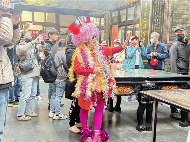 热情民眾穿着显眼的「国旗彩球装」到场声援韩国瑜与洪孟楷。（柯毓庭摄）