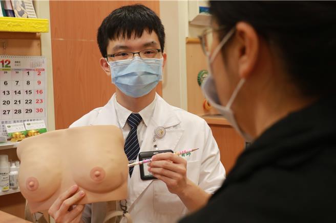 医师游腾翔指出，医疗技术进步，目前可透过「提乳手术」恢復原有胸型。（台中慈济医院提供／张妍溱台中传真）