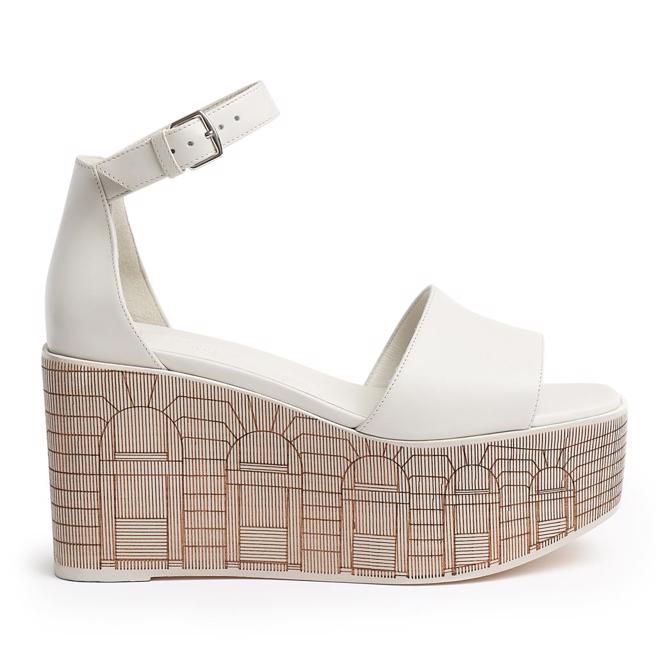 24小牛皮涼鞋，鞋身上的福寶總店形象是以手工雕刻而成，售價4萬8000元。（Hermes提供／黃唯淯台北傳真）