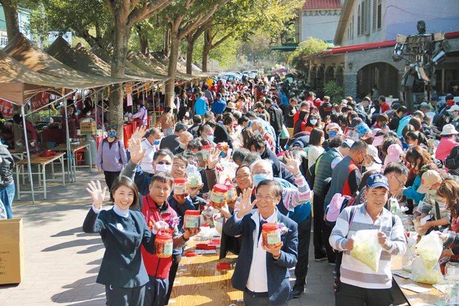 手作梅汁泡菜是每年梅子梦工场最受欢迎的活动之一，连南投县长许淑华（前排左）与前县长林明溱（前排中）都爱。（图／南投县信义乡农会提供）