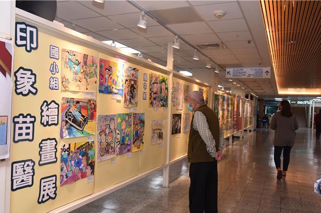 部苗医院大厅展示艺术创作品。（苗栗县政府提供／李京升苗栗传真）