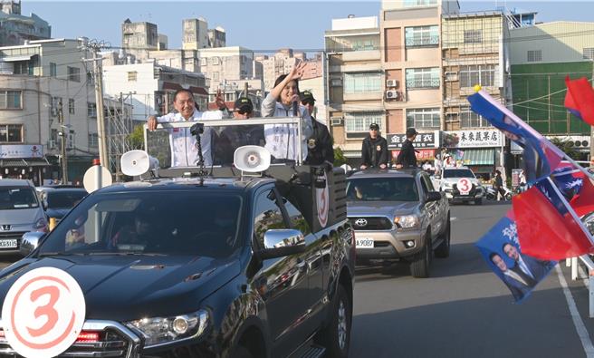 国民党总统候选人侯友宜（左上）10日到高雄左营为立委候选人李眉蓁（车上前右）扫街，受到民眾欢迎。（林瑞益摄）