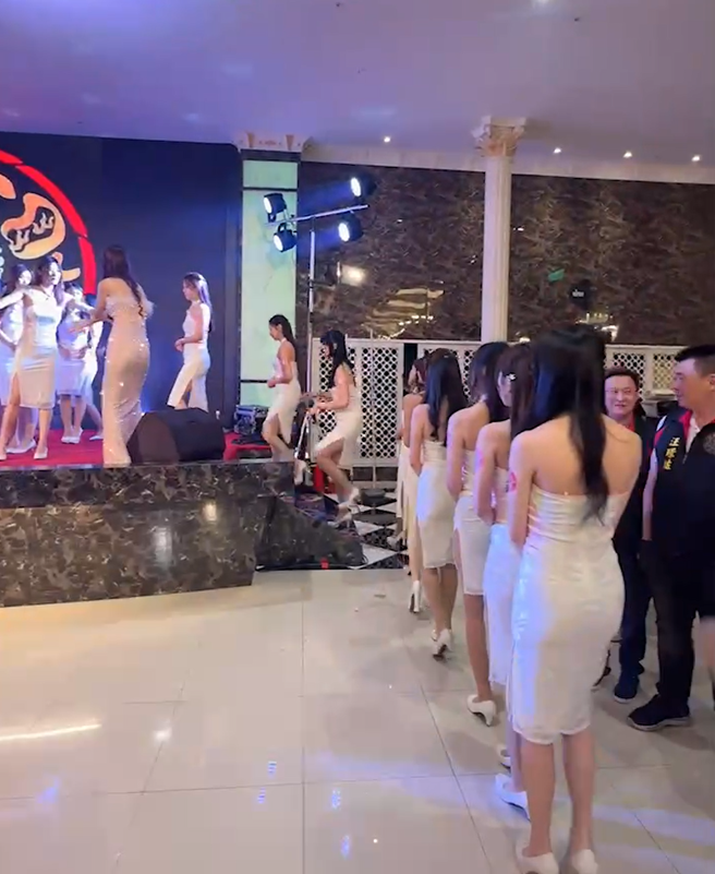 「洪门」社团8日举办大型叙餐活动，来了108名穿着礼服的正妹，立刻成为现场「娇点」。（图／翻摄画面）