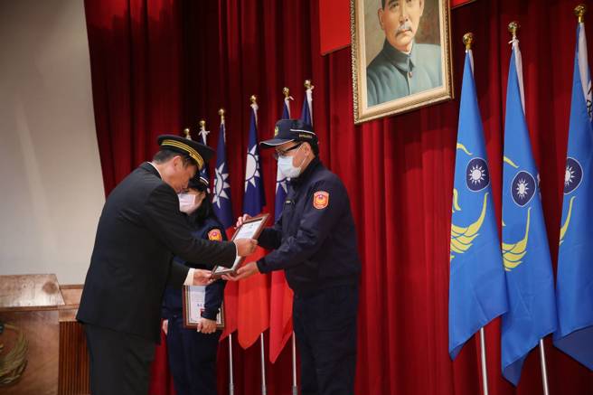 消防局特地颁奖给当时第一时间使用PAD的警员。（翻摄画面）