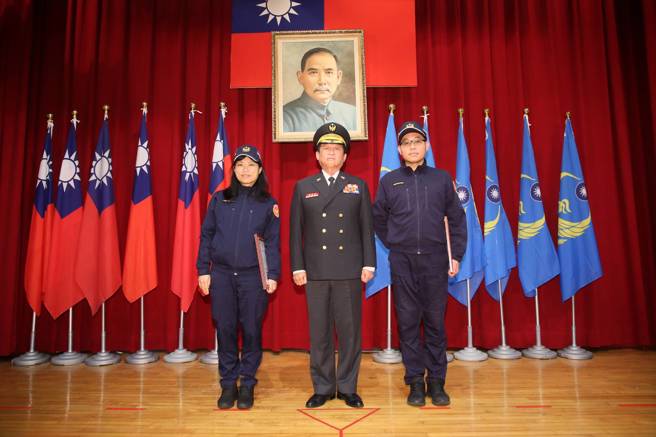 消防局特地颁奖给当时第一时间使用PAD的警员。（翻摄画面）