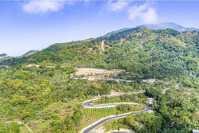 南投县中寮环乡道路打通南北中寮生活圈，还连结中寮重要景点，未来可望提升中寮乡交通与产业运输。南投县政府提供