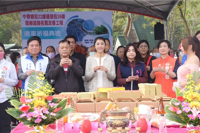 南投县长许淑华(左四)亲自出席中寮环乡道路全线通车典礼，焚香祈求该道路打通带动地方观光与展业发展。南投县政府提供