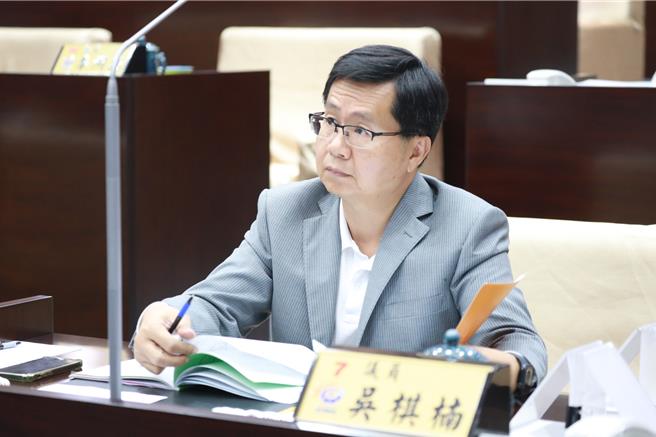 民进党籍南投县议员吴棋楠，因助理及桩脚行贿，遭检察官提起当选无效之诉，一审判吴当选无效，吴不服提上诉，二审10日作出宣判，认检察官举证不足，改判吴当选有效确定。（翻摄吴棋楠脸书／王煌忠台中传真）