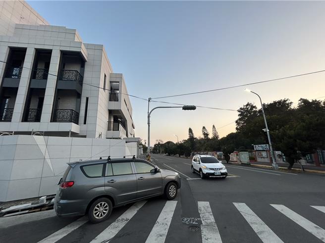 民进党吴音寧来势汹汹，三番两次到「谢家豪宅」举行记者会，不过惨遭家长抗议，因为谢家豪宅对面就是南州国小，竞选战车高喊口号，影响小朋友就学，如今选举倒数，也让家长松一口气。（民眾提供／吴建辉彰化传真）