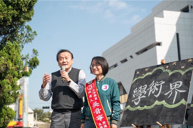 彰化第三选区立委激战，民进党候选人吴音寧大打谢家豪宅，连日找来鸡排妹郑家纯、医界、学界等站台，而地点都选在谢家豪宅前面。（民眾提供／吴建辉彰化传真）