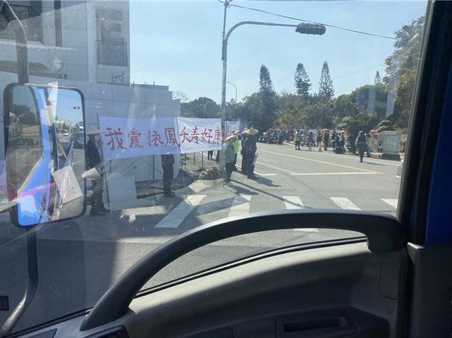 有学生家长经过南州国小前，发现又在举办活动，直呼还要不要让小朋友上课。（民眾提供／吴建辉彰化传真）