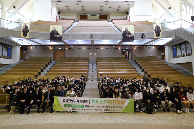 丹陽中學代表團與真理大學一級主管在大禮拜堂的合影。(照片/真理大學提供)