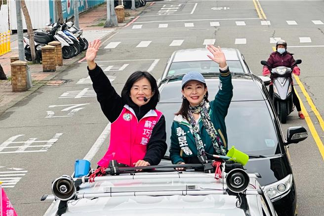 苏巧慧透过「地毯式」陆战，努力向民眾宣传过去成绩、赢得胜利。(刘玮晴摄)