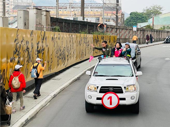 立法委员苏巧慧拚陆战，今（10）日与民进党不分区立委候选人郭昱晴及新北市议员卓冠廷进行车扫。(刘玮晴摄)