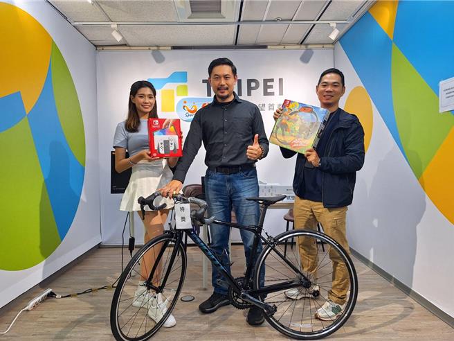 台北市政府体育局推出「U-Sport台北乐运动」计画，今（10）日由王泓翔局长（中）进行首波运动抽大奖活动，送出包括Apple watch、Switch健身环、捷安特自行车等总价值30万元好礼。(黄敬文翻摄)