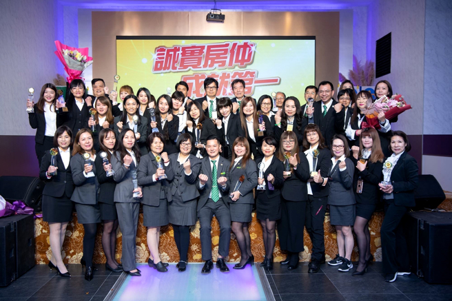 
以「社区事等于小巢事」积极态度，赢得客户认同的有巢氏房屋陈士仁团队，陆续成立3间加盟店。（永庆房产集团提供）
