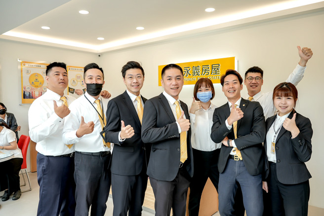 
永义房屋郑博阳讚赏「跨品牌联卖」，助攻团队3年开出4间加盟店。（永庆房产集团提供）
