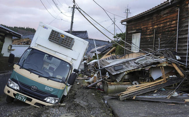 日本石川县能登半岛1日发生强震，位于半岛西岸的轮岛市多处房屋倾倒，加上海啸袭击，住宅区灾情严重。（美联社）