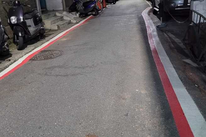 路边同时画有红白线，让网友好奇询问这代表什么意思。（图／翻摄自脸书「爆怨2公社」）