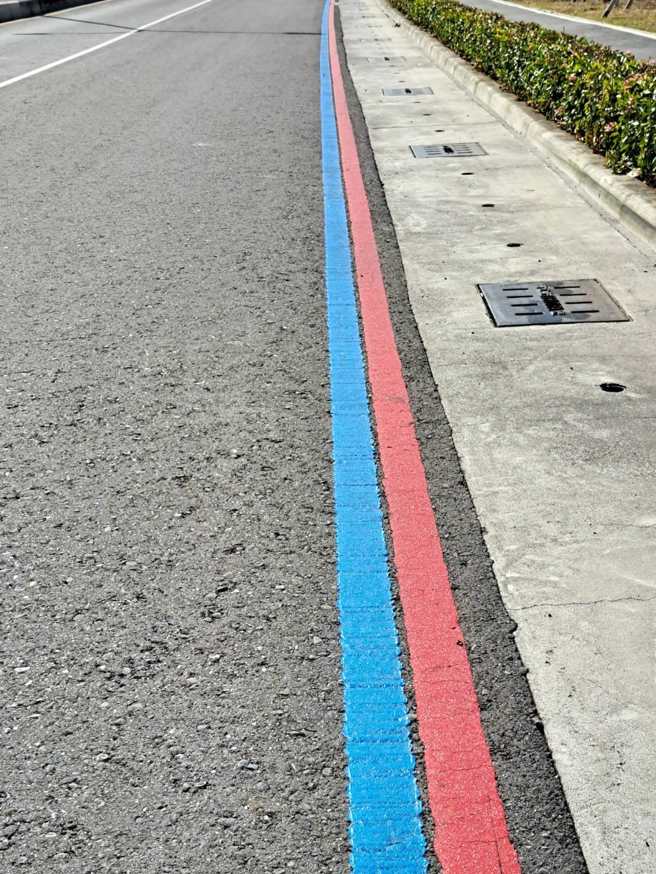 还有民眾贴出蓝色标线，其实这是指引自行车的标线，看到此线代表脚踏车可行驶于该条道路。（图／翻摄自脸书「爆怨2公社」）